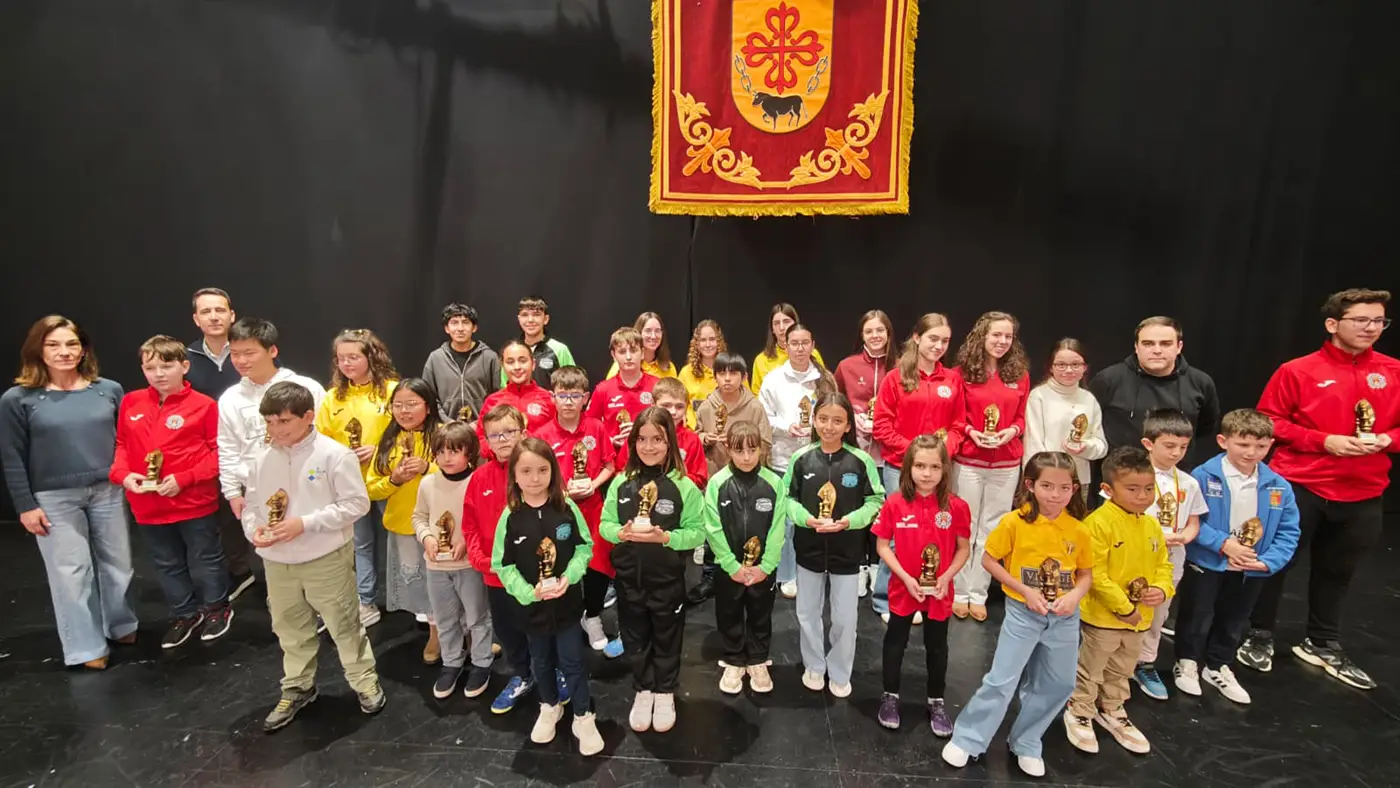 Jóvenes compitiendo durante el Campeonato Provincial de Ajedrez Jóvenes compitiendo durante el Campeonato Provincial de Ajedrez