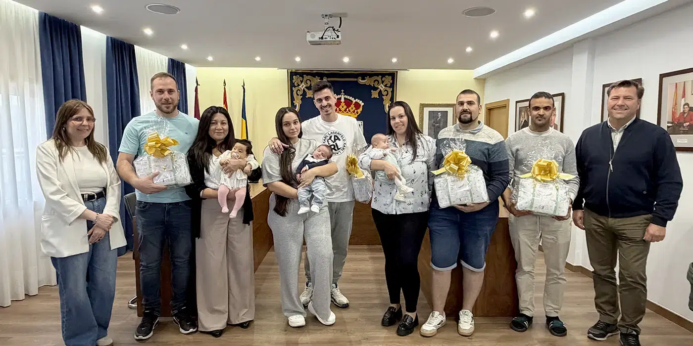 Acto municipal en el que Santa Olalla entrega la Cesta Bebé a familias con recién nacidos