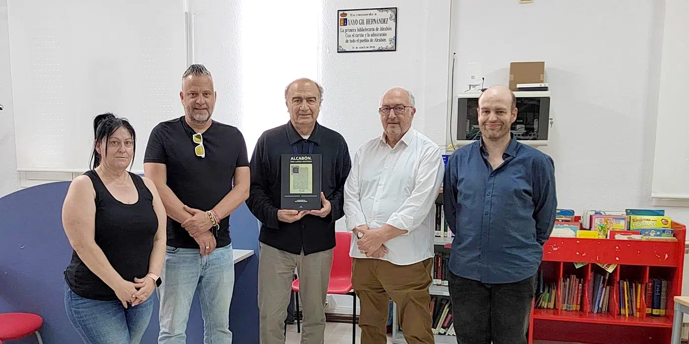 Encuentro del Día del Libro en Alcabón con escolares y el escritor en la biblioteca municipal