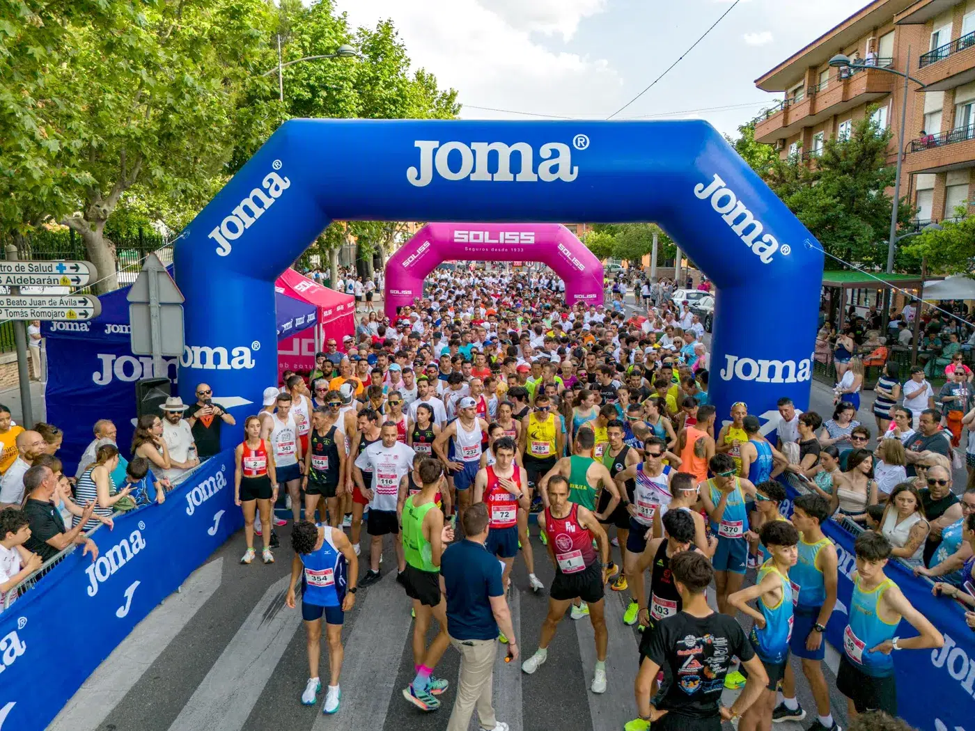 Participantes de la X Carrera Nocturna Solidaria de ADAF Fuensalida durante la marea rosa