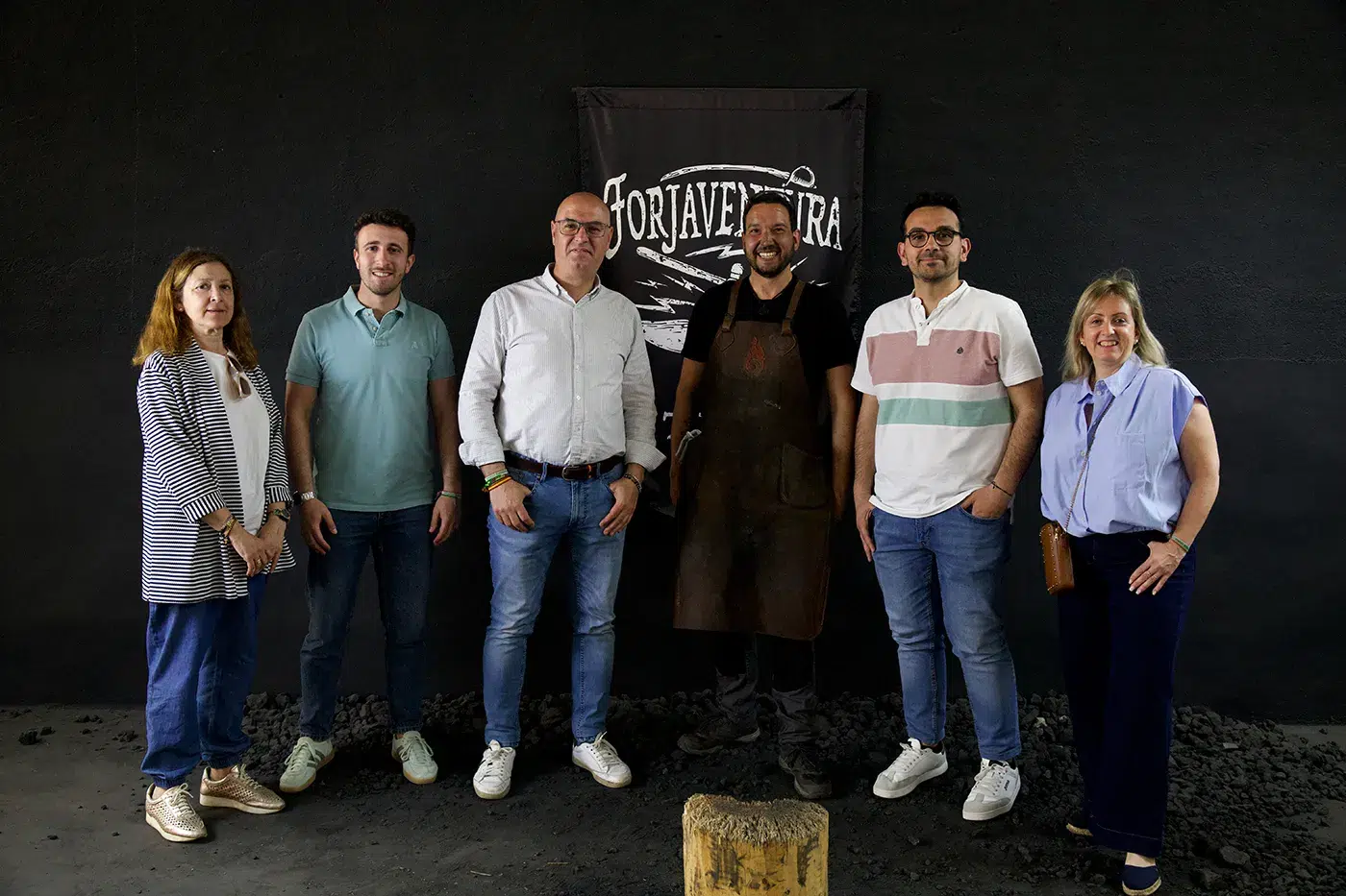 Herreros trabajando en Fuensalida en la creación de la espada más larga del mundo Herreros trabajando en Fuensalida en la creación de la espada más larga del mundo