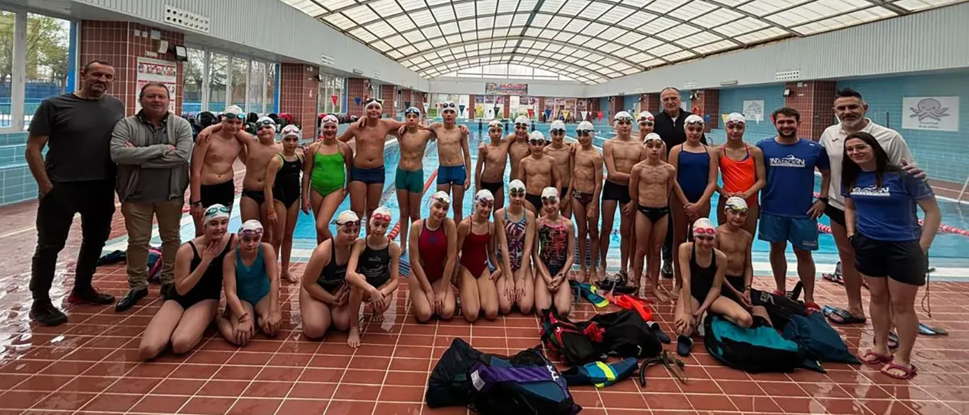 Jóvenes nadadores durante el Plan Nexus natación Torrijos en la piscina cubierta Siglo XXI