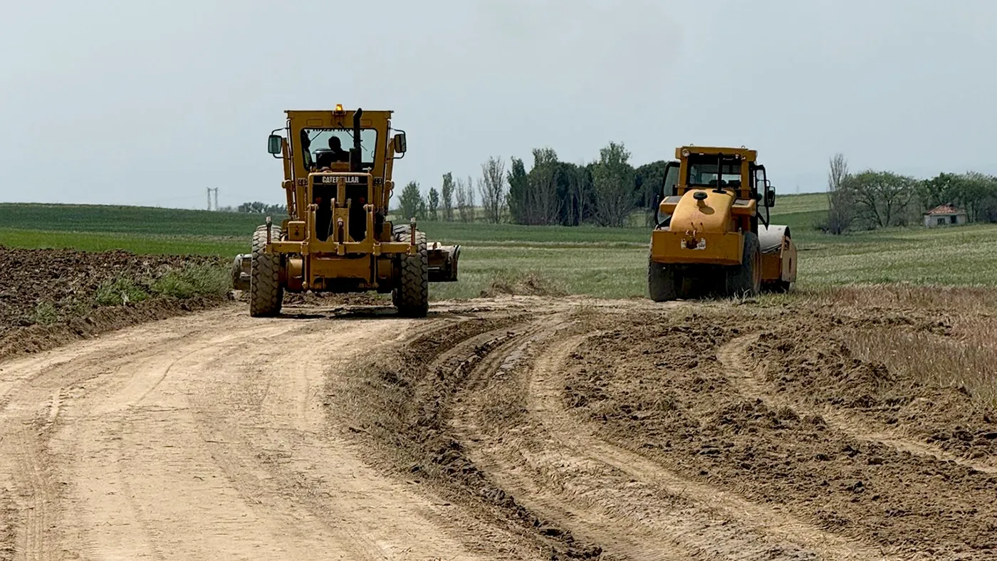 aquinaria realizando labores de arreglo de caminos en Quismondo