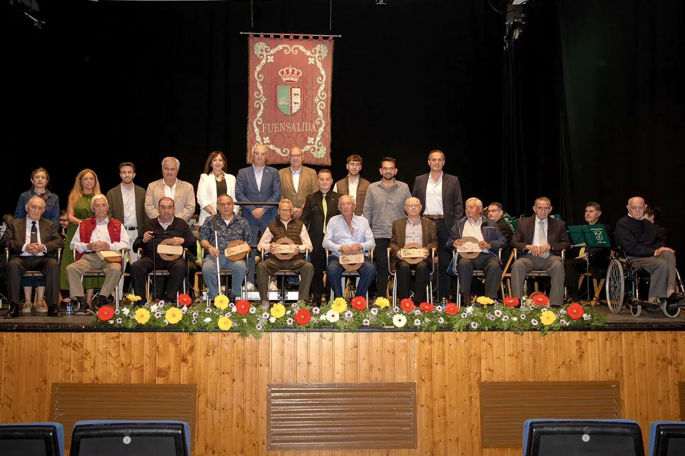 Autoridades municipales y provinciales junto a los galardonados en la gala El alma de la tierra en Fuensalida