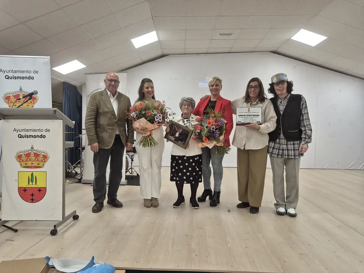 Autoridades y vecinos durante el homenaje a Leonor del Castillo Fernández en Quismondo