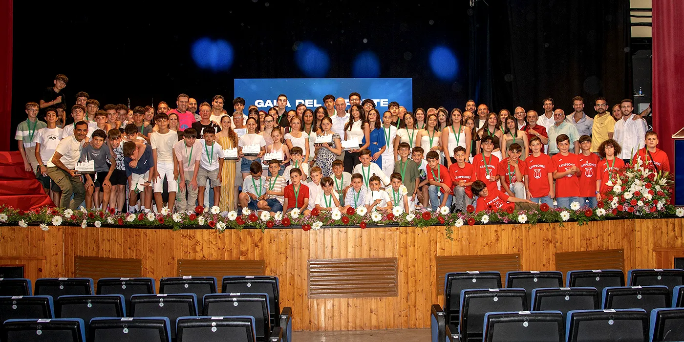 Deportistas y autoridades durante la Gala del Deporte de Fuensalida