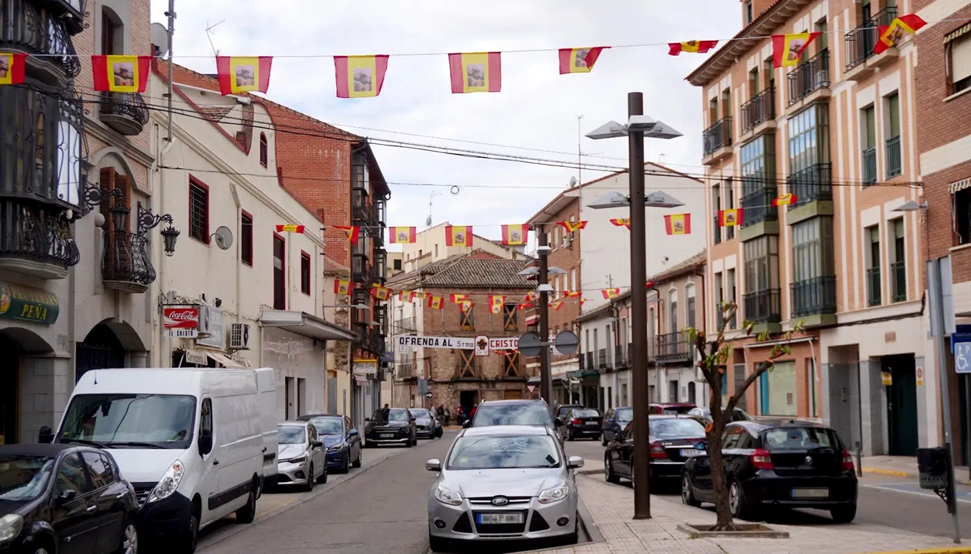 Decoración en la plaza del Cristo de Torrijos para las Fiestas en honor al Santísimo Cristo de la Sangre 2026 (2)