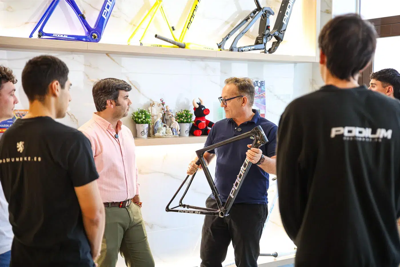 El alcalde de Torrijos, Andrés Martín, junto a responsables de la empresa en Torrijos Podium Bike (16)