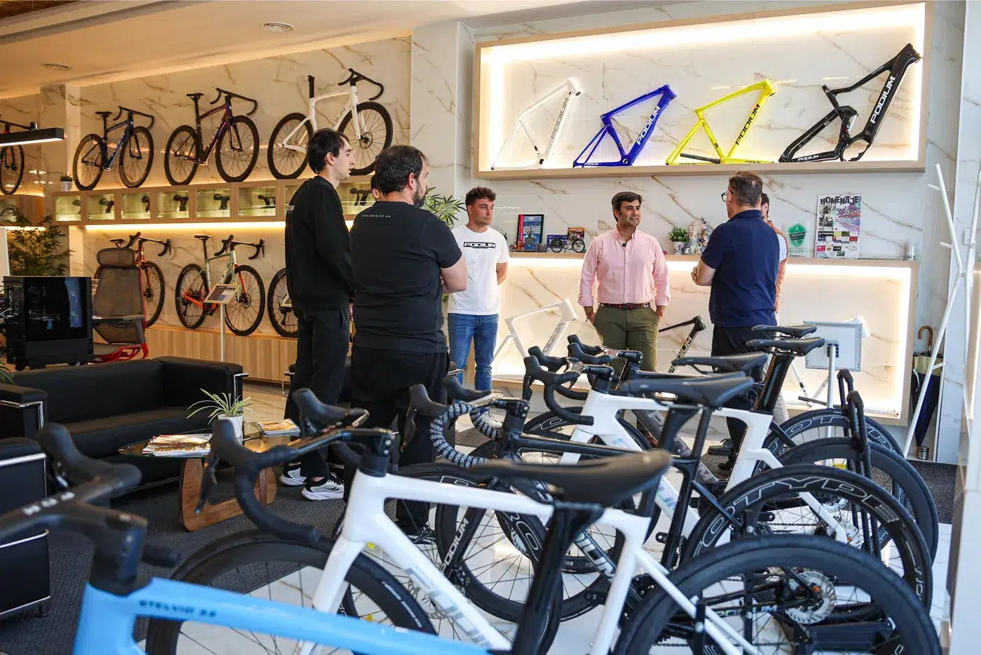 El alcalde de Torrijos, Andrés Martín, junto a responsables de la empresa en Torrijos Podium Bike (3)