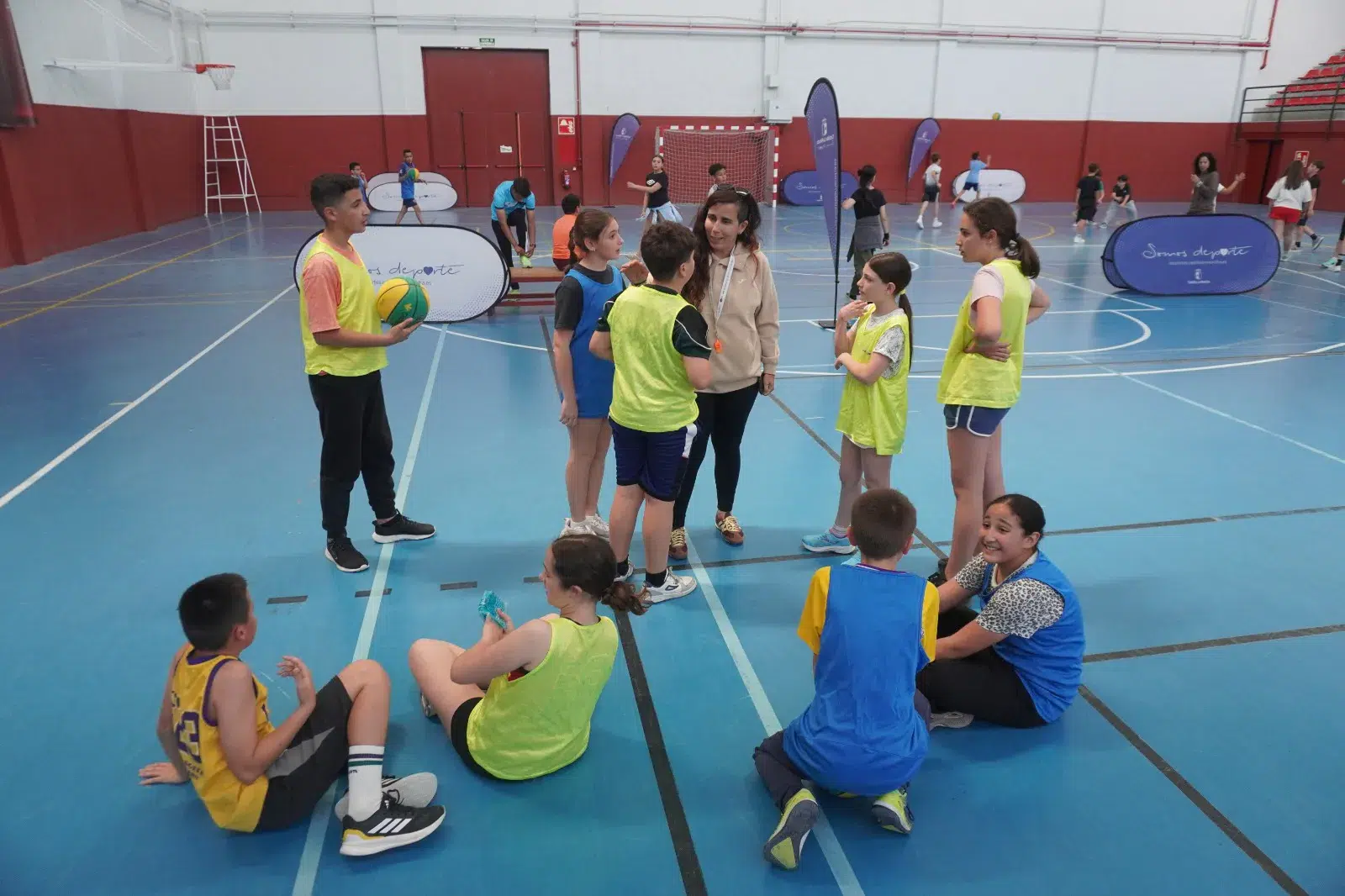 Escolares en el Pabellón Municipal durante el programa Quijo3x3 en Torrijos