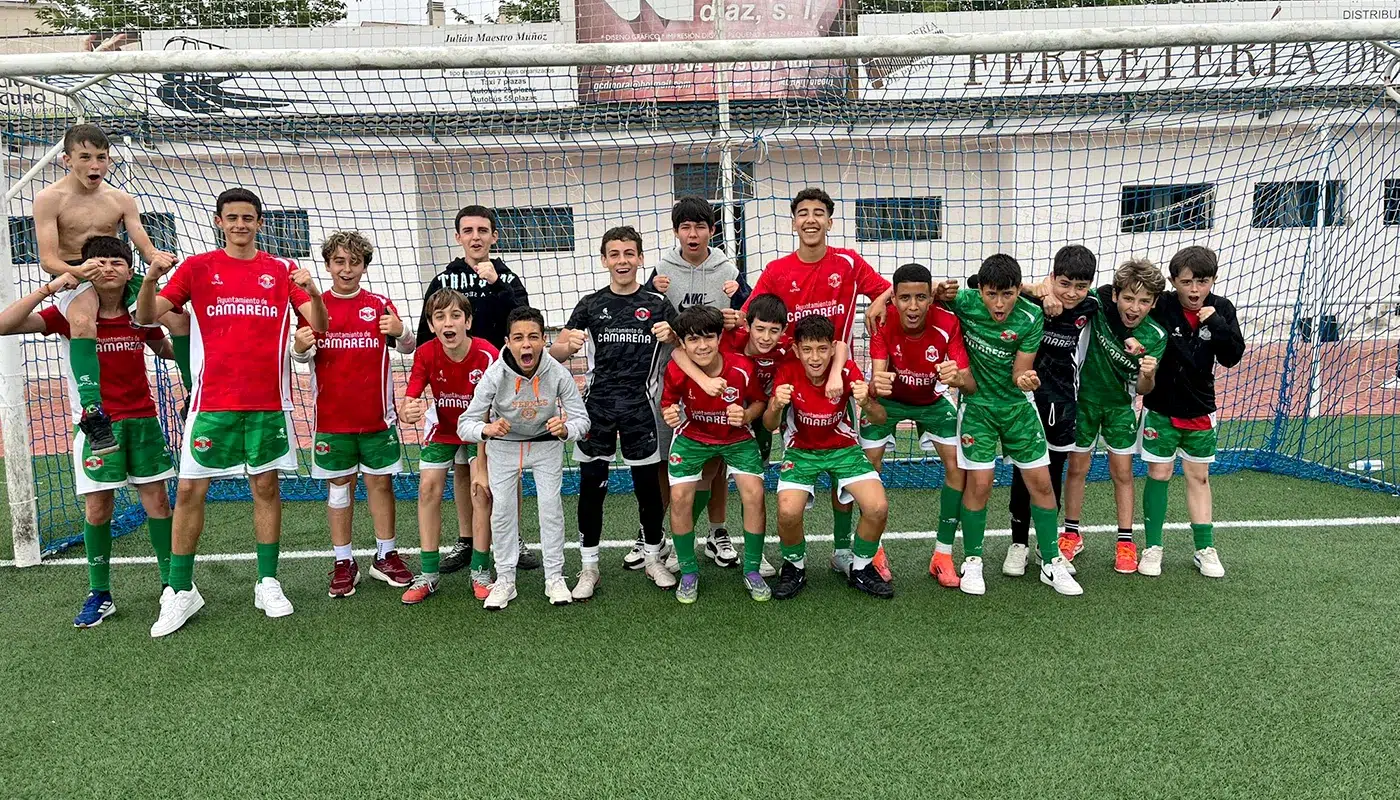Los jugadores celebrando la clasificación del CD Camarena Infantil tras la victoria en octavos