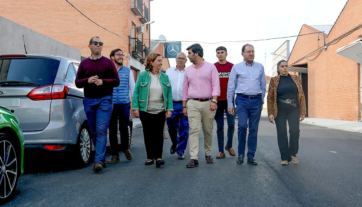 Visita institucional a las calles Loto y Tulipán de Torrijos tras su renovación