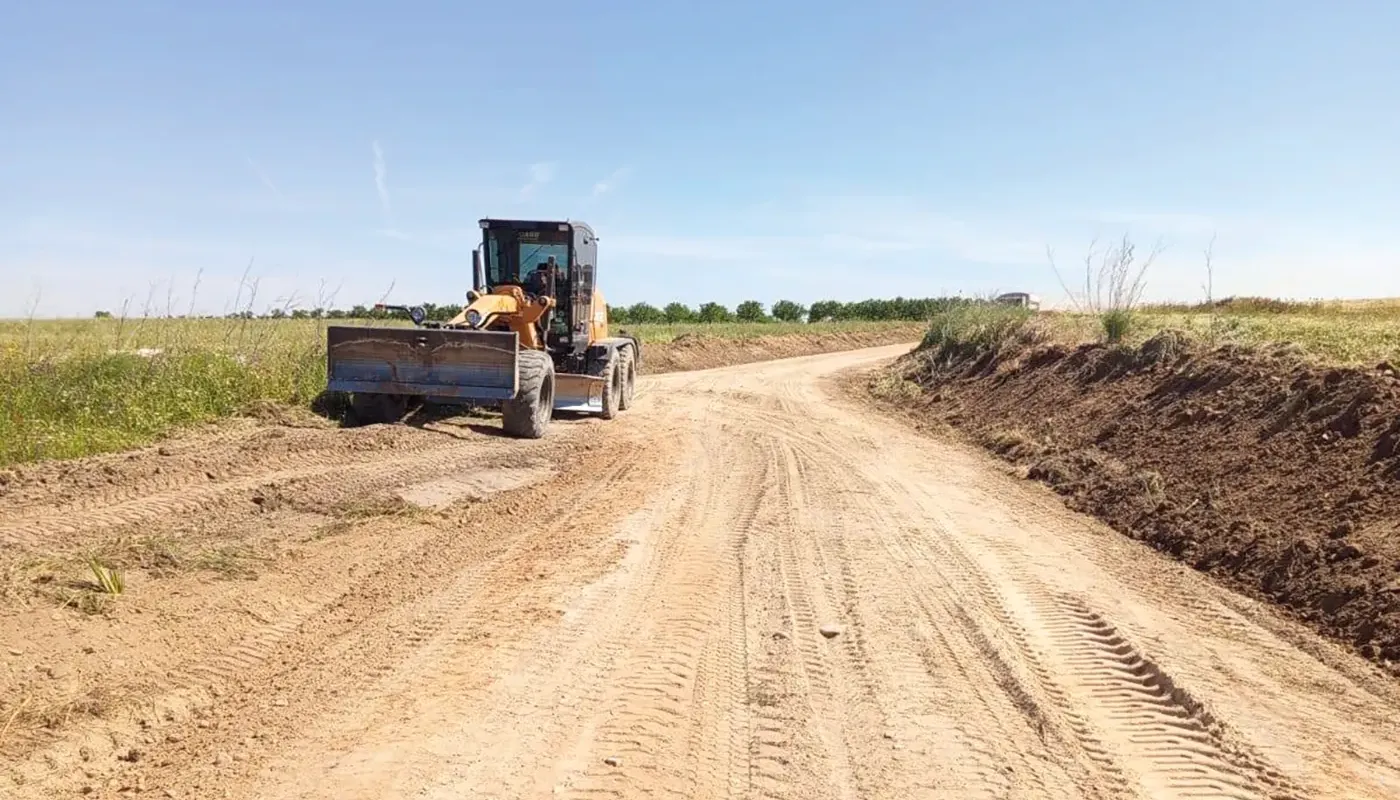 Trabajos de acondicionamiento de caminos en Carmena