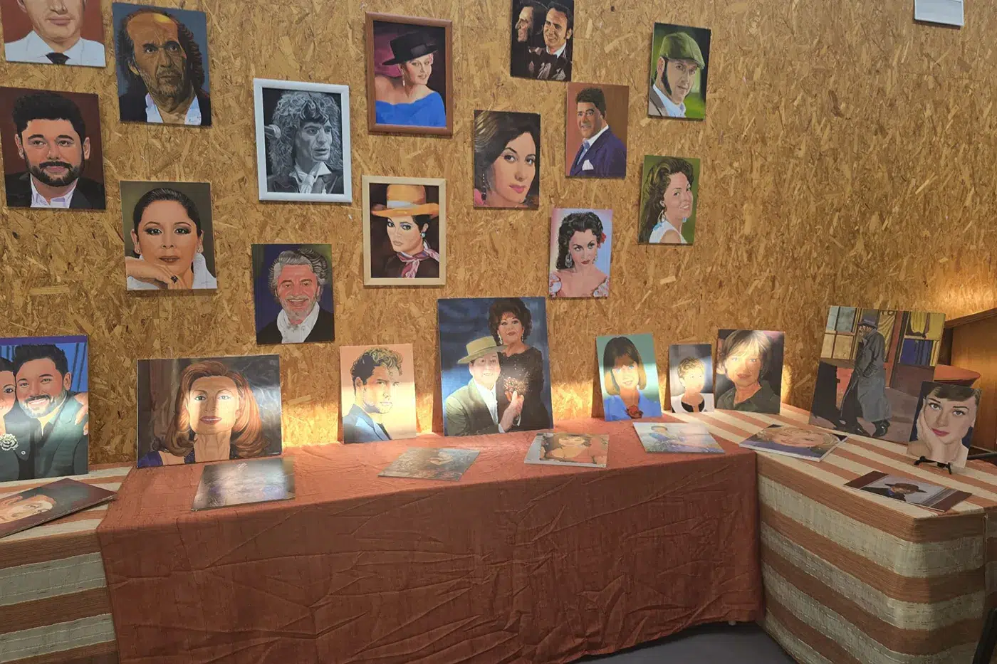cuadros en la exposición de Antonio Asensio Robles en Otero