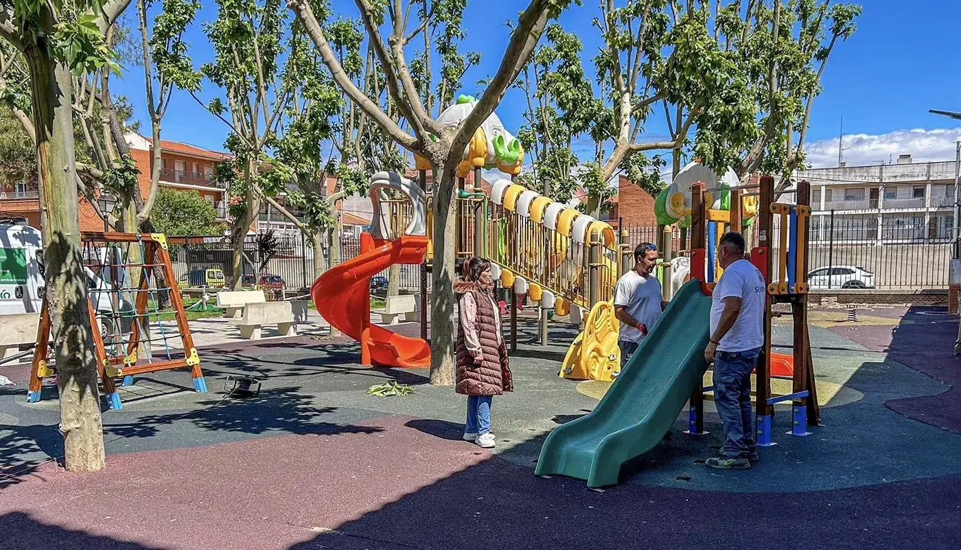 Trabajos de mejora de juegos infantiles en el Parque Nuestra Señora de la Soledad de Fuensalida