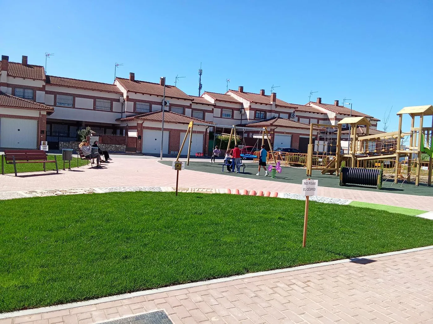 Nuevo parque en La Mata con columpios infantiles en la calle Vereda del Monte