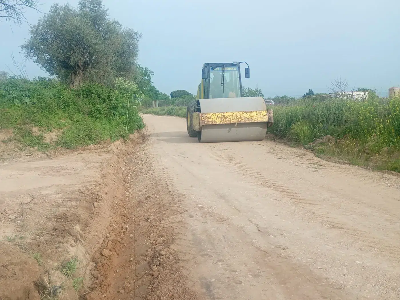 Trabajos de acondicionamiento de caminos rurales en Santa Olalla