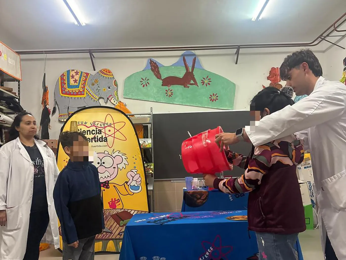 Alumnos de Primaria participan en talleres didácticos de ciencia en Santa Olalla