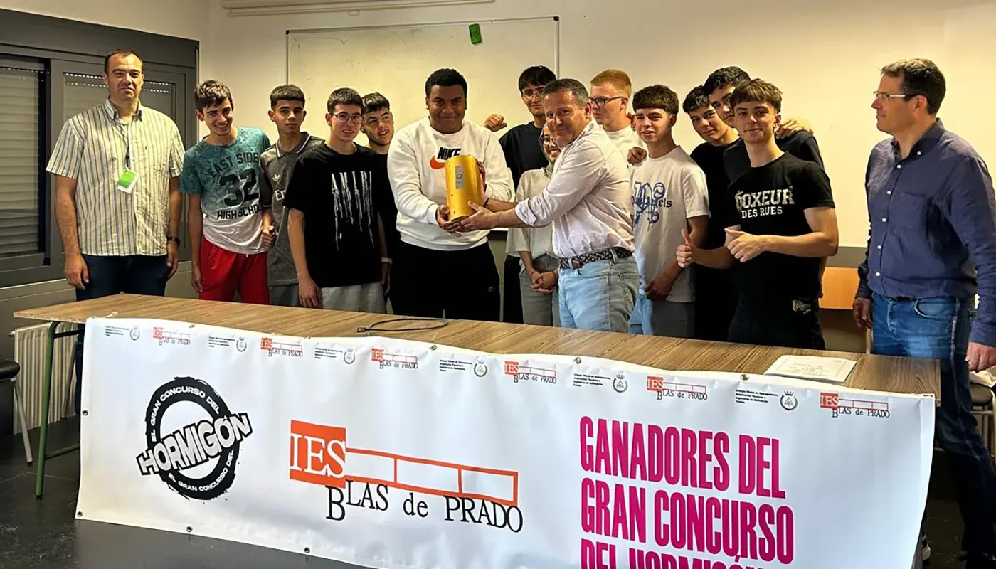 Alumnos y profesorado del IES Blas de Prado de Camarena reciben el premio del Gran Concurso del Hormigón