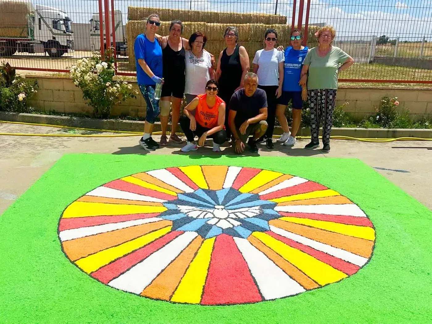Alfombra de sal del Corpus en Santa Olalla elaborada en la Residencia de Mayores (2)