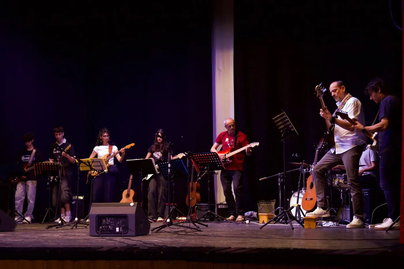 Alumnado de la Escuela Municipal de Música de Fuensalida durante la muestra de fin de curso (1)