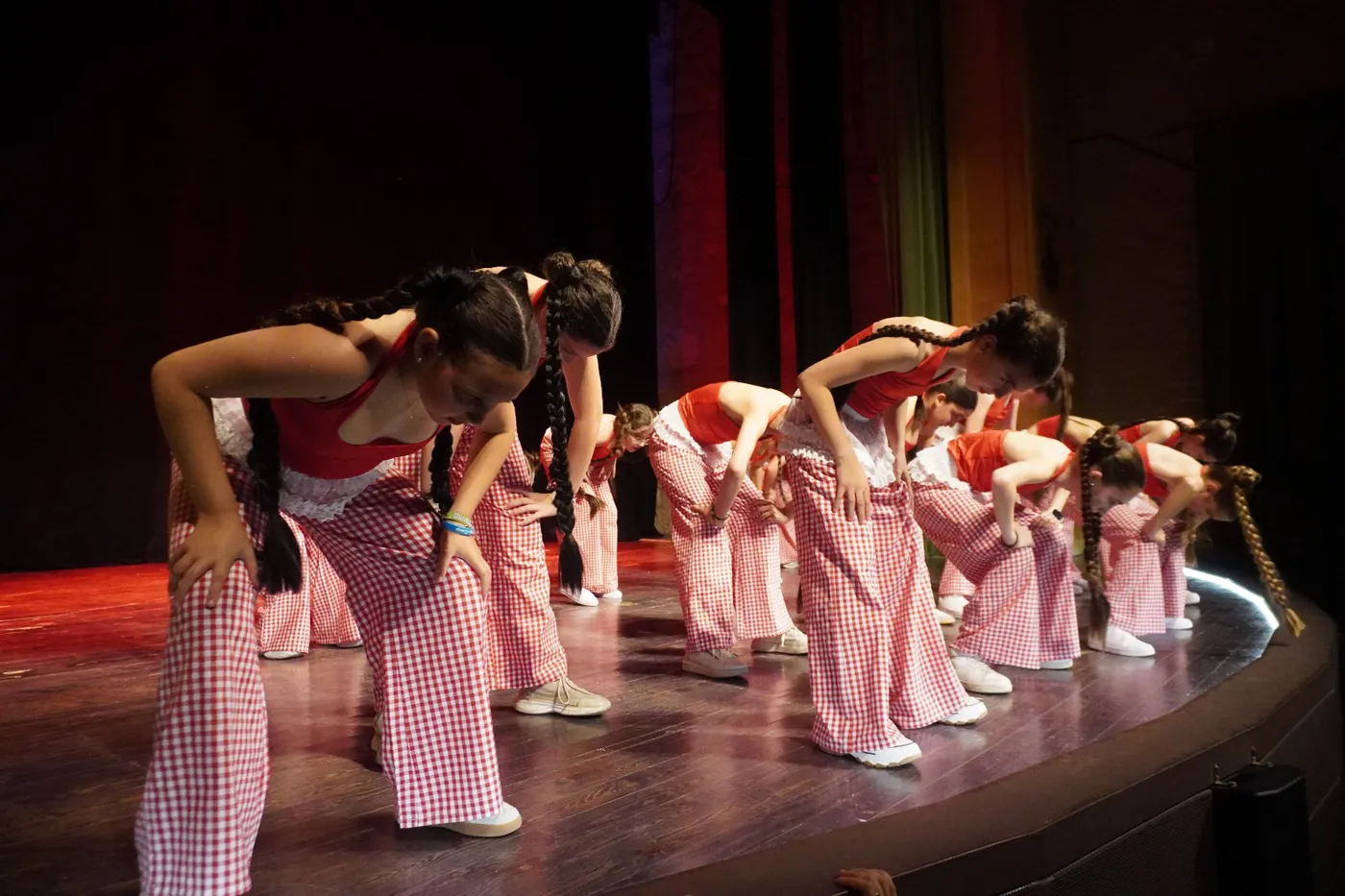 Alumnos de la Escuela Municipal de Baile Moderno y Zumba durante su actuación en el Palacio de Pedro I (12)