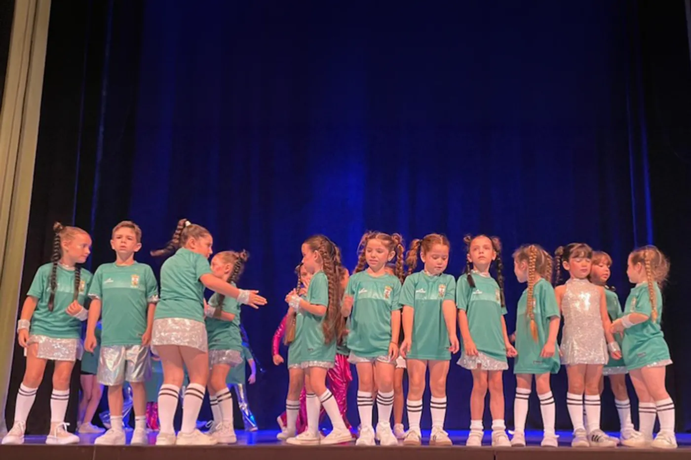 Alumnos de la Escuela Municipal de Baile Moderno y Zumba durante su actuación en el Palacio de Pedro I (13)
