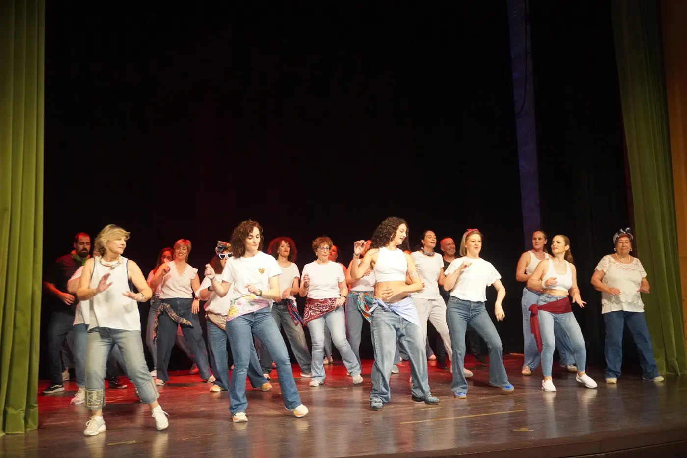 Alumnos de la Escuela Municipal de Baile Moderno y Zumba durante su actuación en el Palacio de Pedro I (8)
