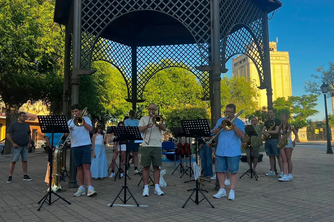 Alumnos y antiguos alumnos participan en “Música al fresco” en Torrijos (1)