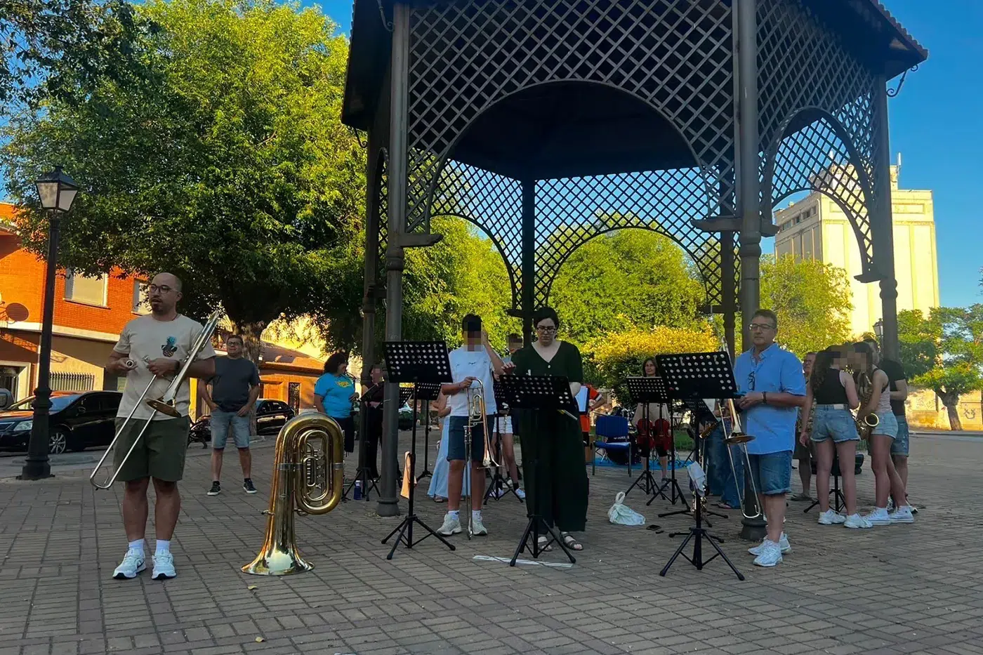 Alumnos y antiguos alumnos participan en “Música al fresco” en Torrijos (12)