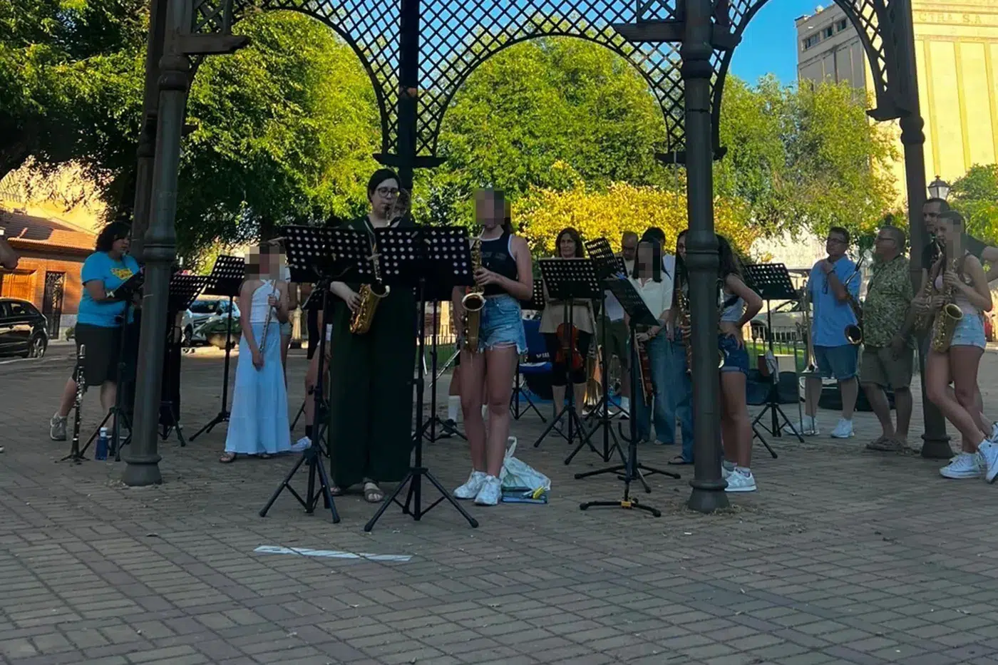 Alumnos y antiguos alumnos participan en “Música al fresco” en Torrijos (13)