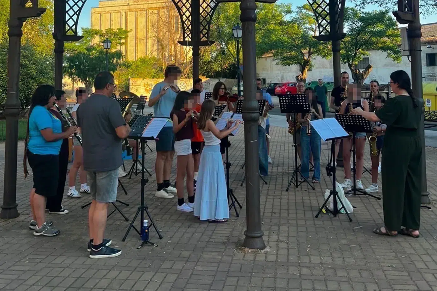 Alumnos y antiguos alumnos participan en “Música al fresco” en Torrijos (14)