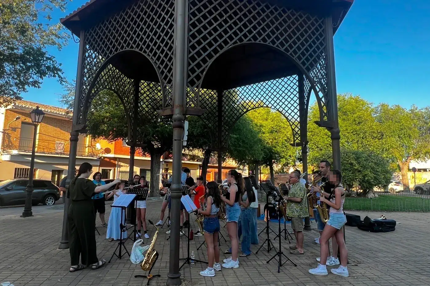 Alumnos y antiguos alumnos participan en “Música al fresco” en Torrijos (3)