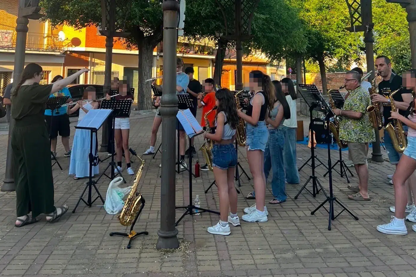 Alumnos y antiguos alumnos participan en “Música al fresco” en Torrijos (5)