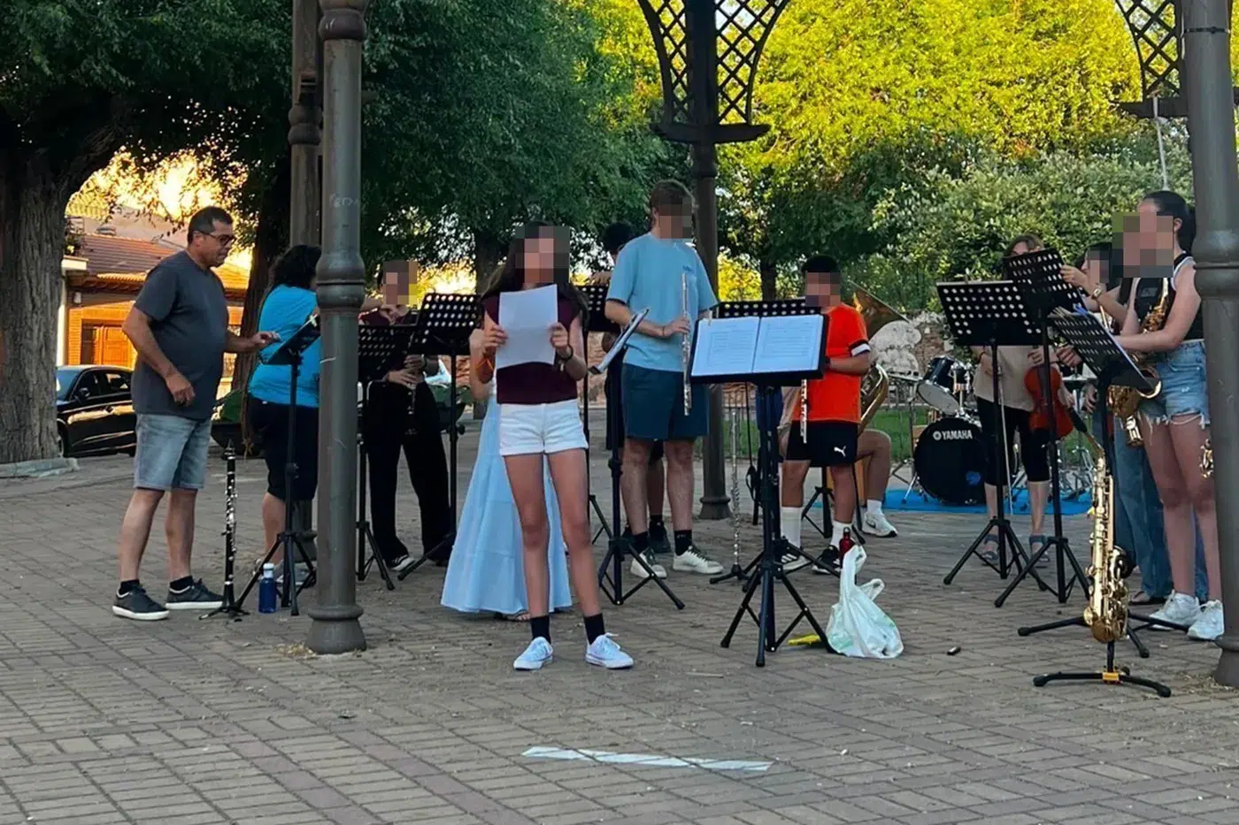 Alumnos y antiguos alumnos participan en “Música al fresco” en Torrijos (8)