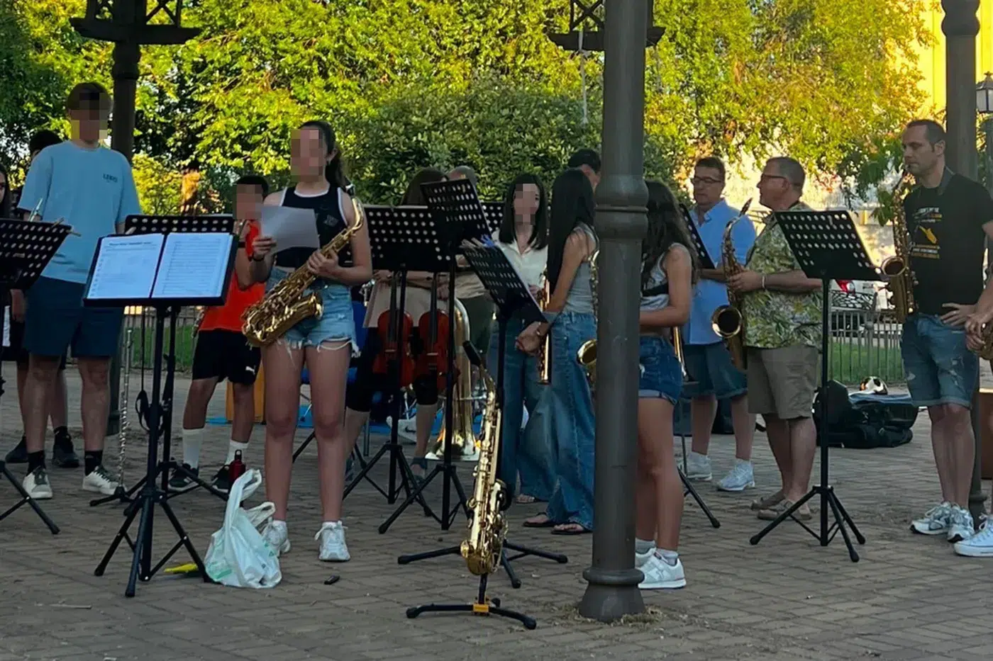 Alumnos y antiguos alumnos participan en “Música al fresco” en Torrijos (9)
