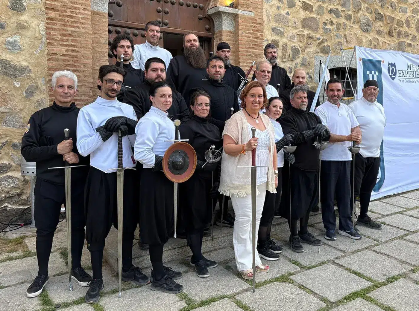 Asistentes-disfrutan-de-la-Noche-en-Blanco-en-el-castillo-de-San-Servando-organizada-por-la-Diputacion-de-Toledo