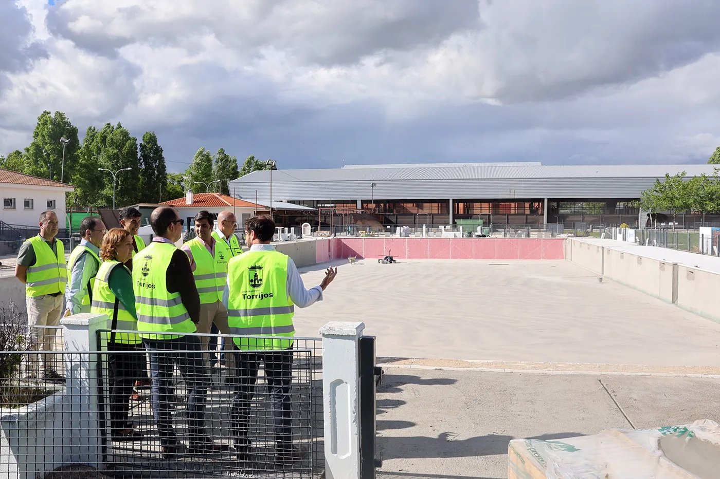 Cedillo y Martín Inspección técnica de las autoridades en las obras de la piscina de Torrijos_2
