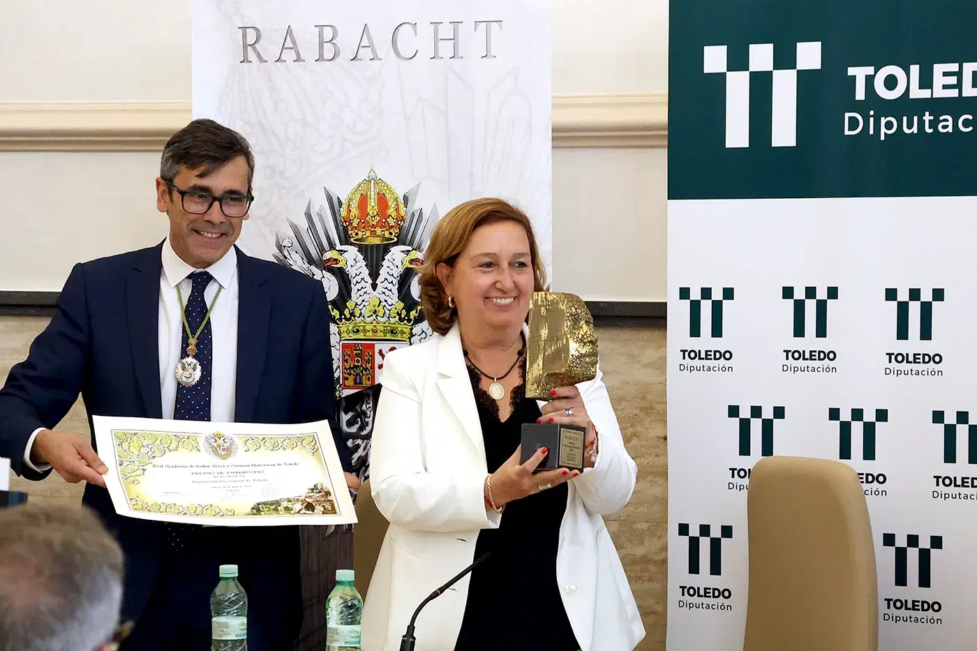 Concepción Cedillo recoge el Premio de Patrimonio de la RABACHT concedido a la Diputación de Toledo