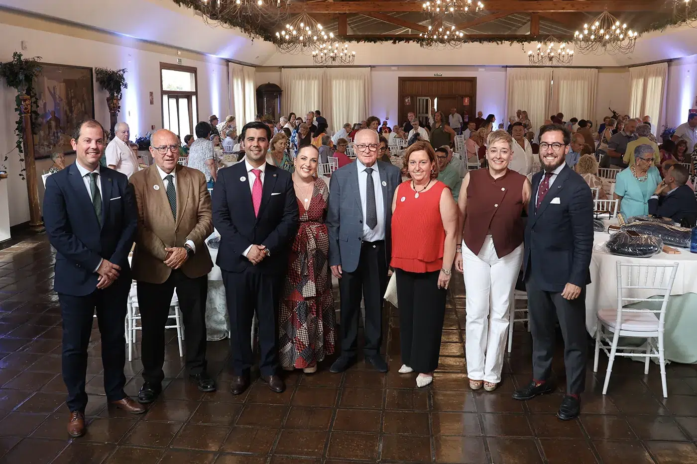 Convivencia por el 50 aniversario de la asociación de mayores La Humanitaria de Torrijos con la presidenta de la Diputación