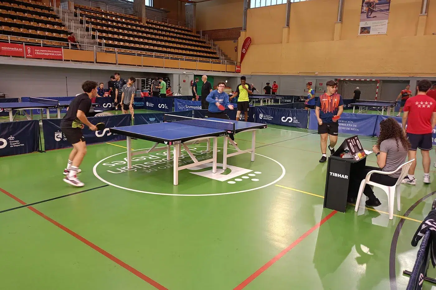 El jugador de tenis de mesa Daniel Castro asciende junto a su equipo en San Sebastián de los Reyes. (5)