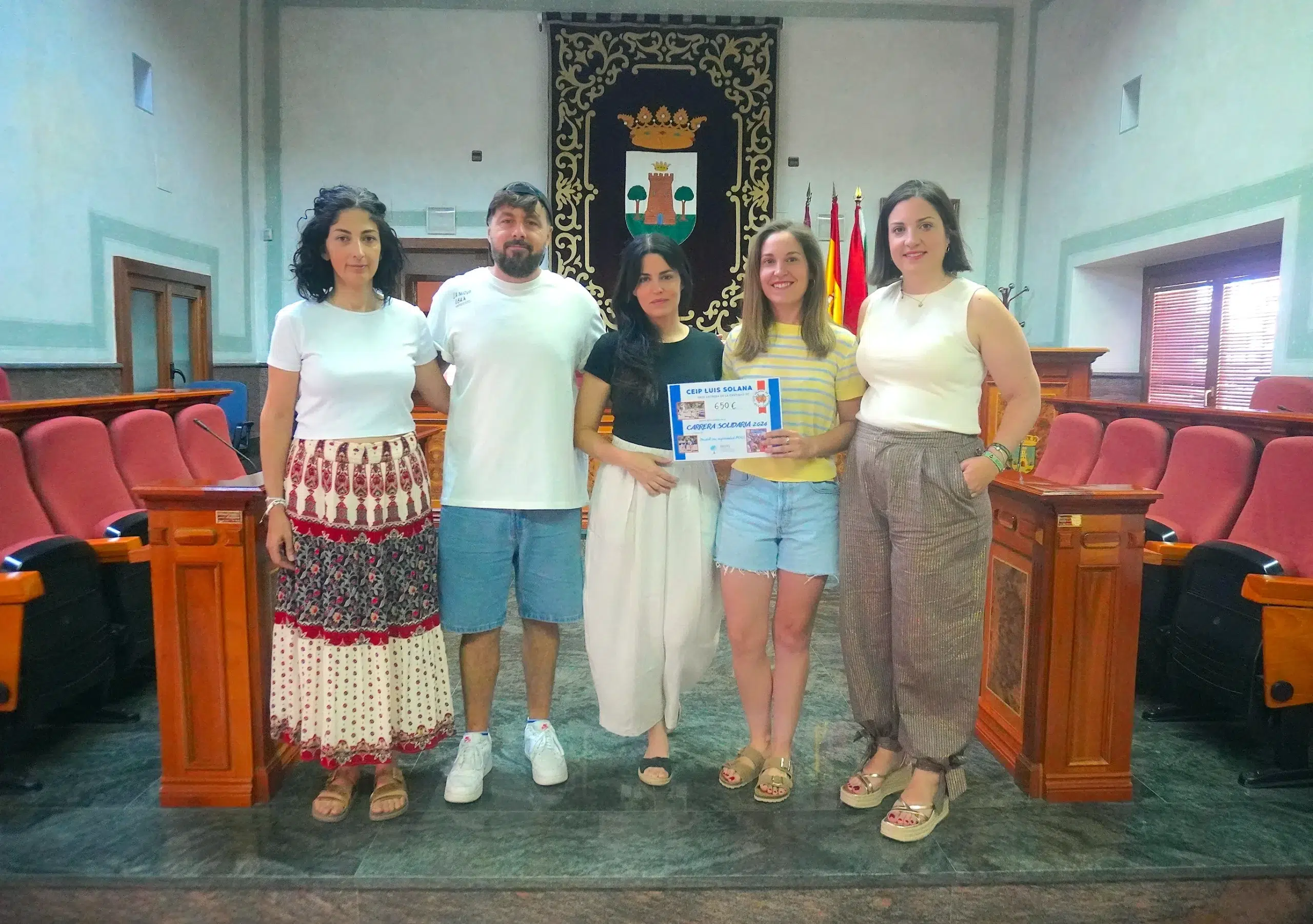 Entrega de la recaudación de la carrera solidaria en Méntrida en el Ayuntamiento de Torrijos.
