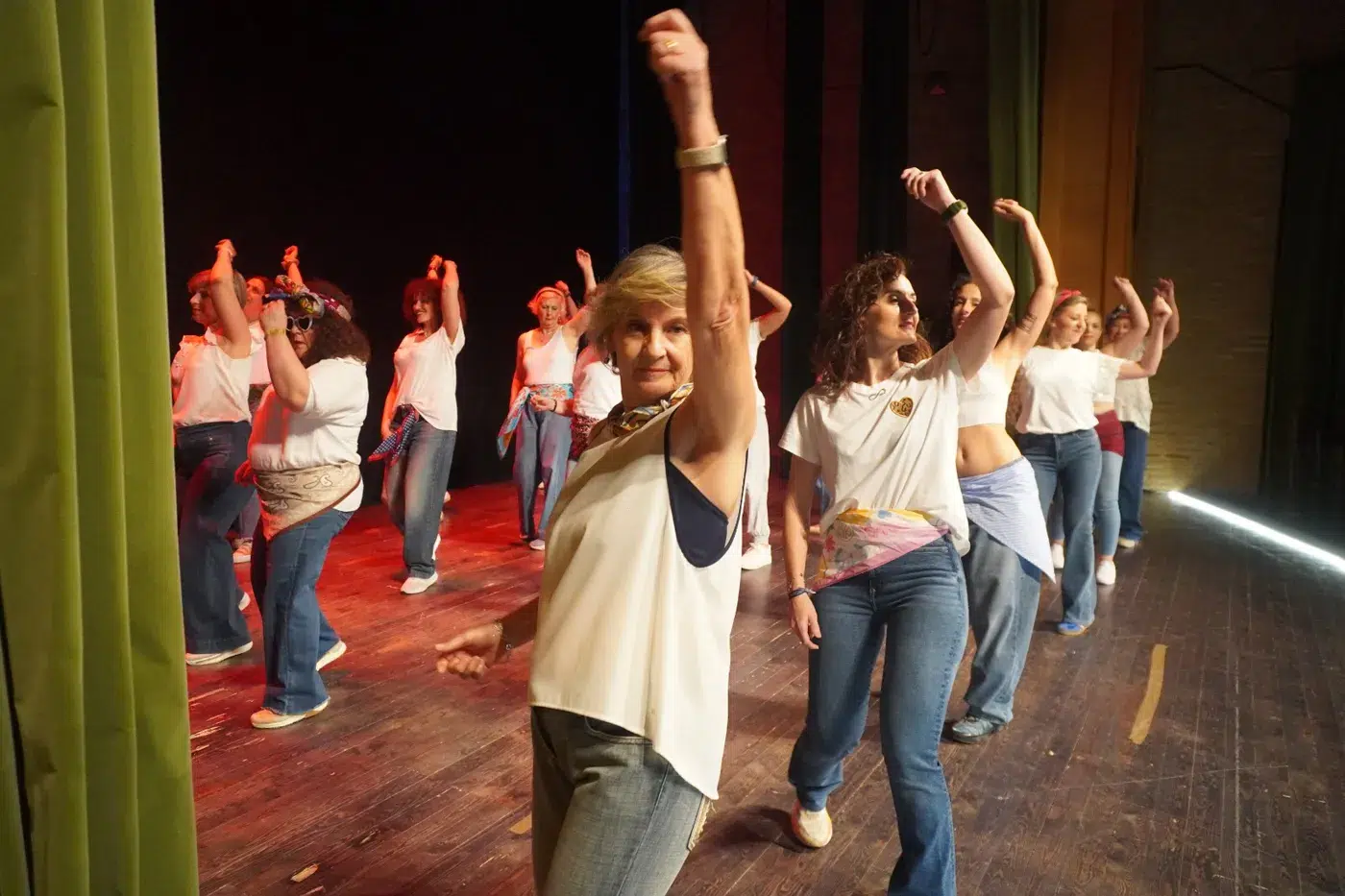Alumnos de la Escuela Municipal de Baile Moderno y Zumba durante su actuación en el Palacio de Pedro I