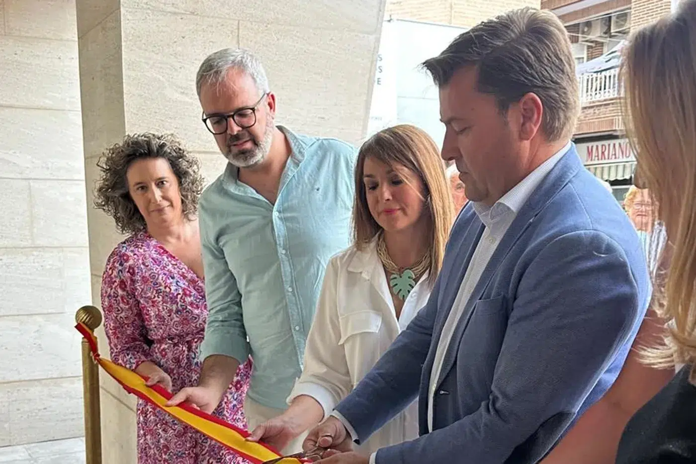 Inauguración del Centro de Mayores de Santa Olalla con vecinos y representantes municipales (1)