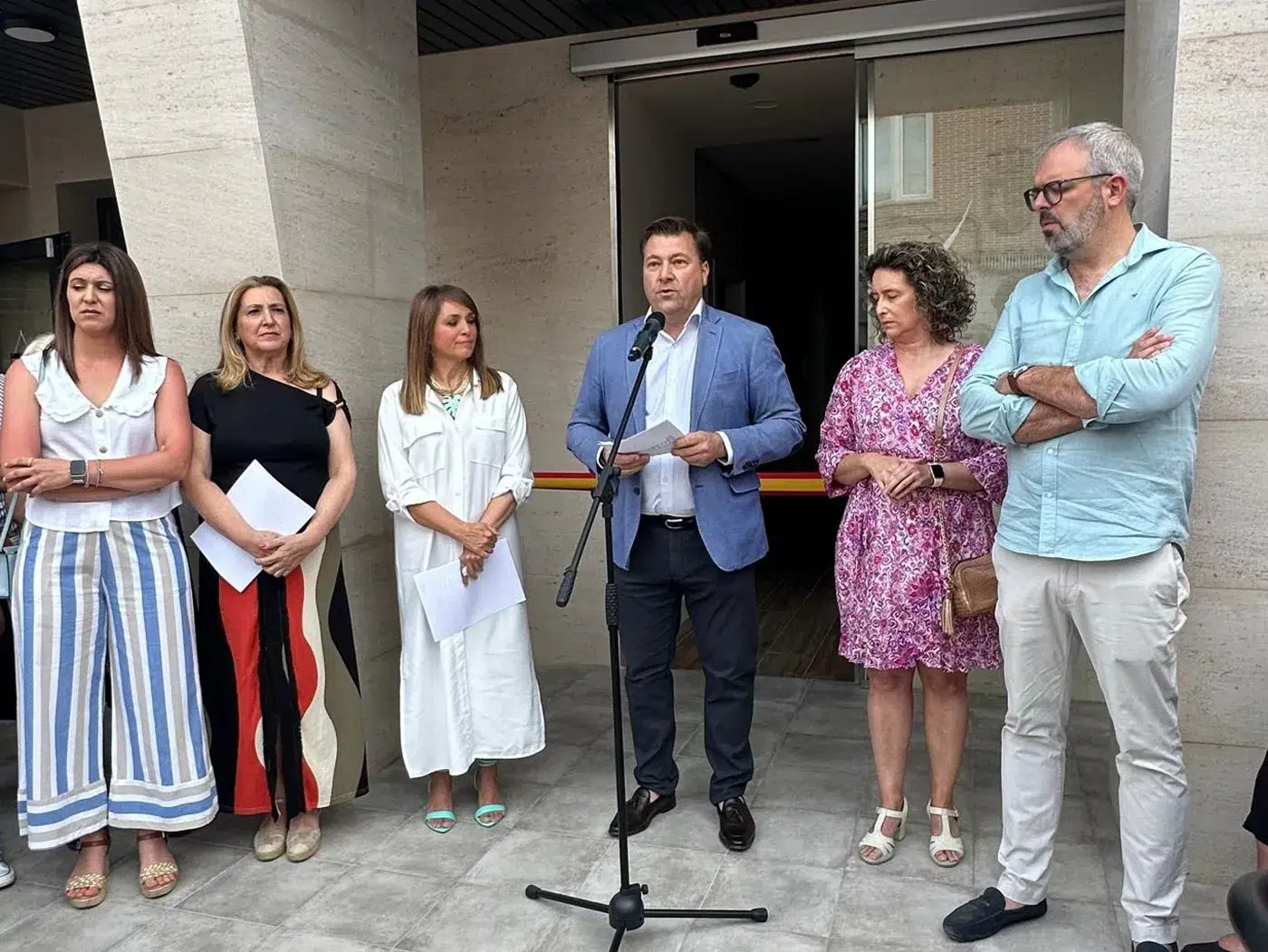 Inauguración del Centro de Mayores de Santa Olalla con vecinos y representantes municipales (4)
