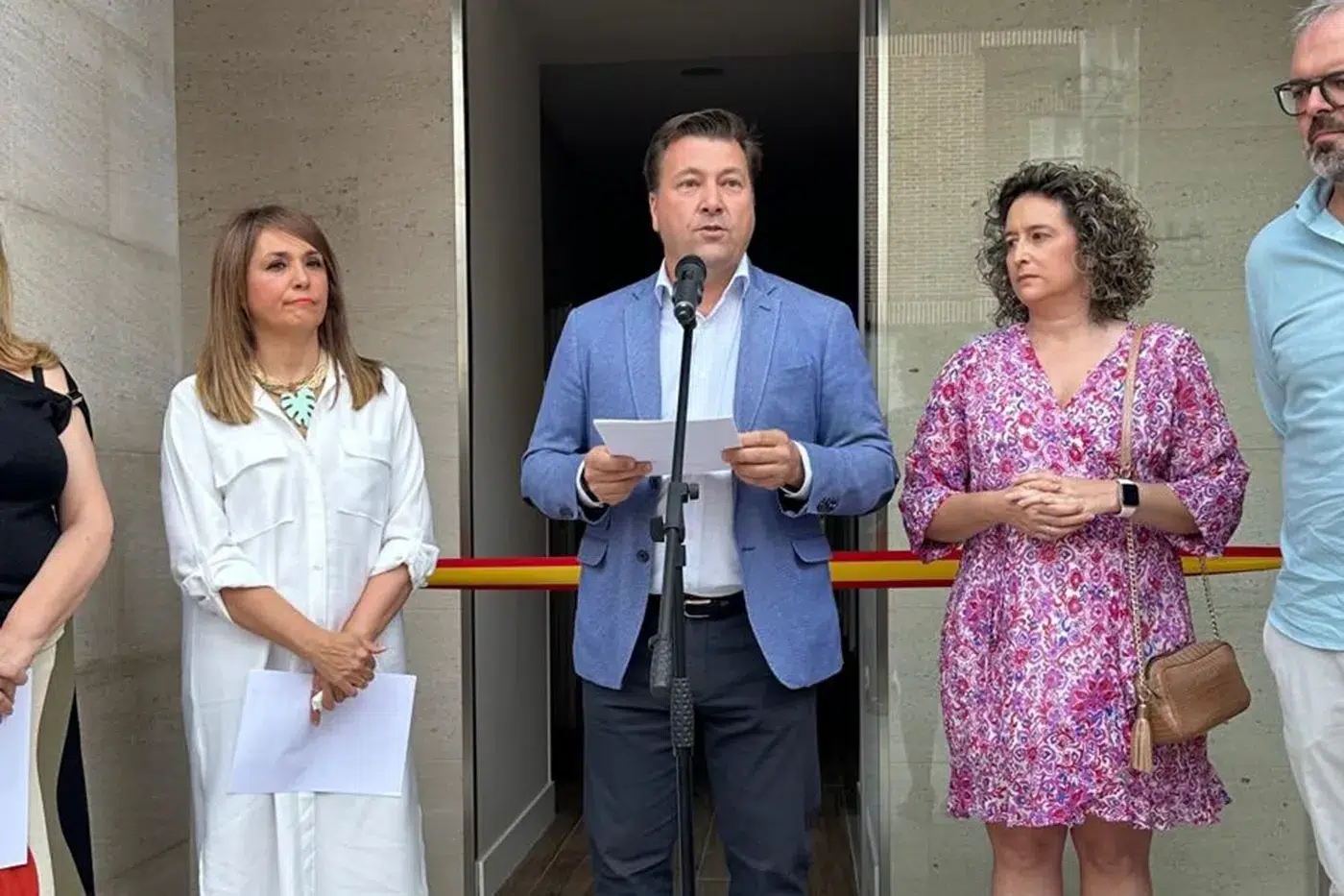 Inauguración del Centro de Mayores de Santa Olalla con vecinos y representantes municipales (5)