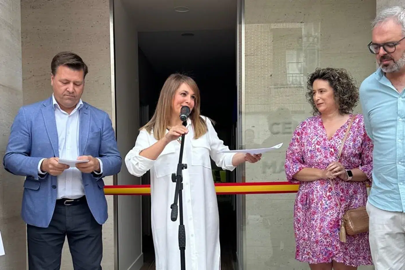 Inauguración del Centro de Mayores de Santa Olalla con vecinos y representantes municipales (6)