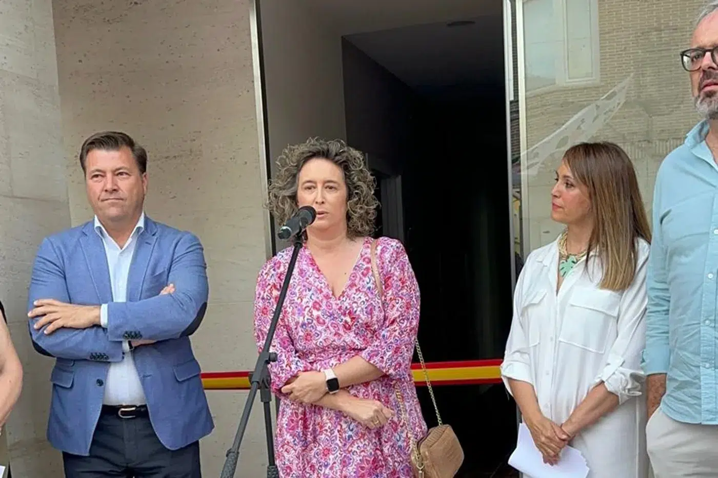 Inauguración del Centro de Mayores de Santa Olalla con vecinos y representantes municipales (7)