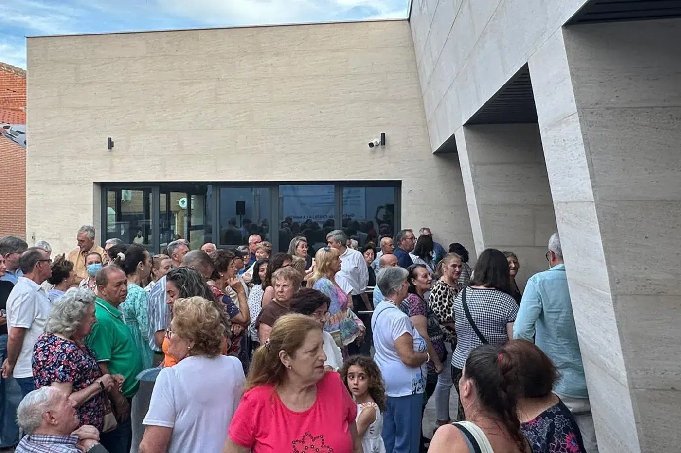 Inauguración del Centro de Mayores de Santa Olalla con vecinos y representantes municipales (8)