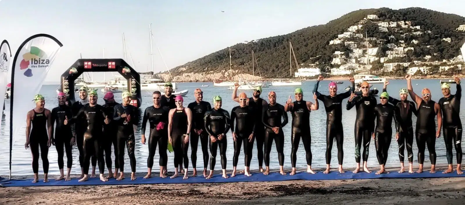 Nadadores del Máster Torrijos durante una prueba de aguas abiertas en Ibiza y Formentera (2) Nadadores del Máster Torrijos durante una prueba de aguas abiertas en Ibiza y Formentera (2)